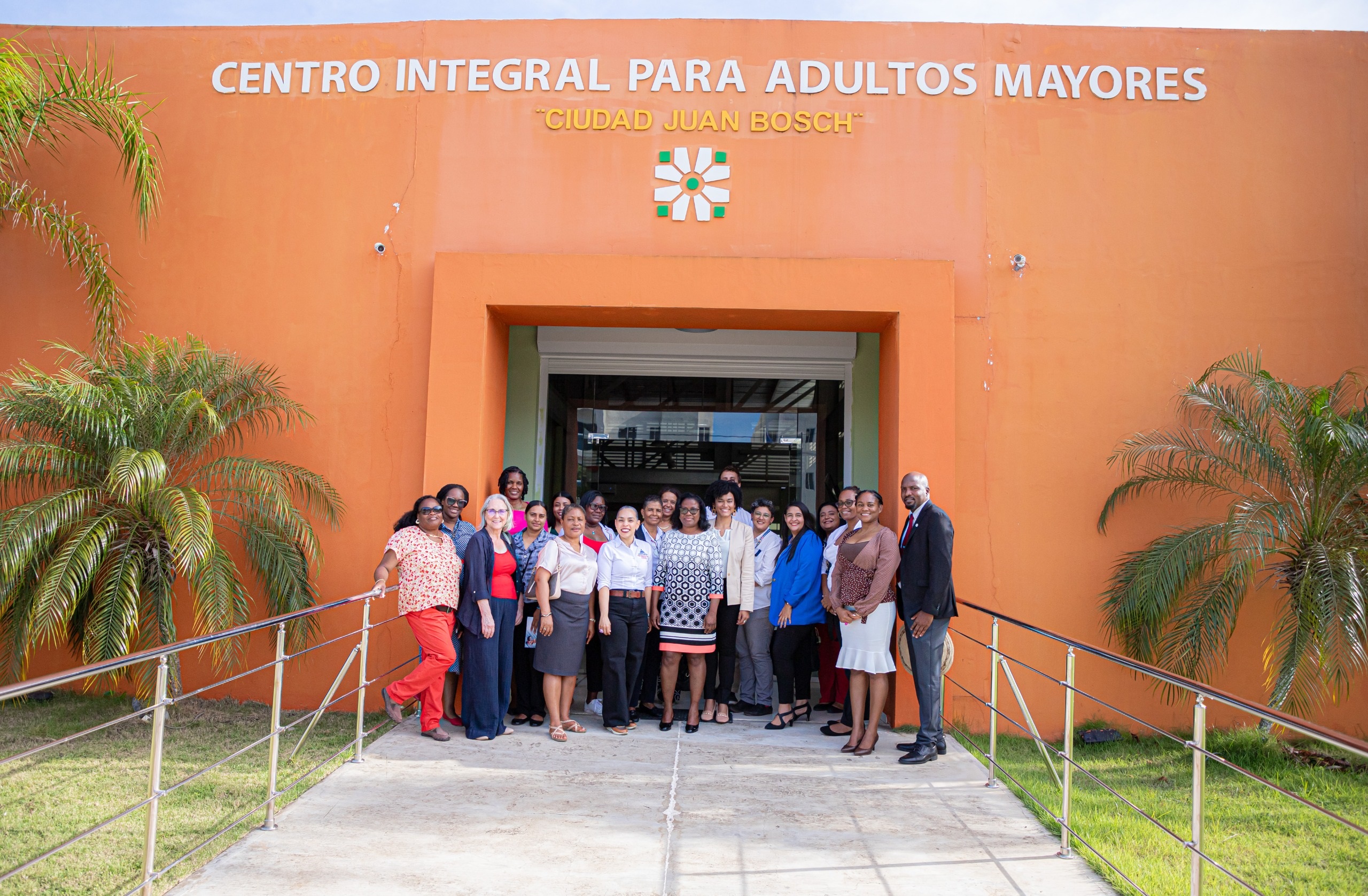 CONAPE intercambia experiencias y acciones sobre el cuidados a adultos mayores con delegación de isla Santa Lucía que visitó el país