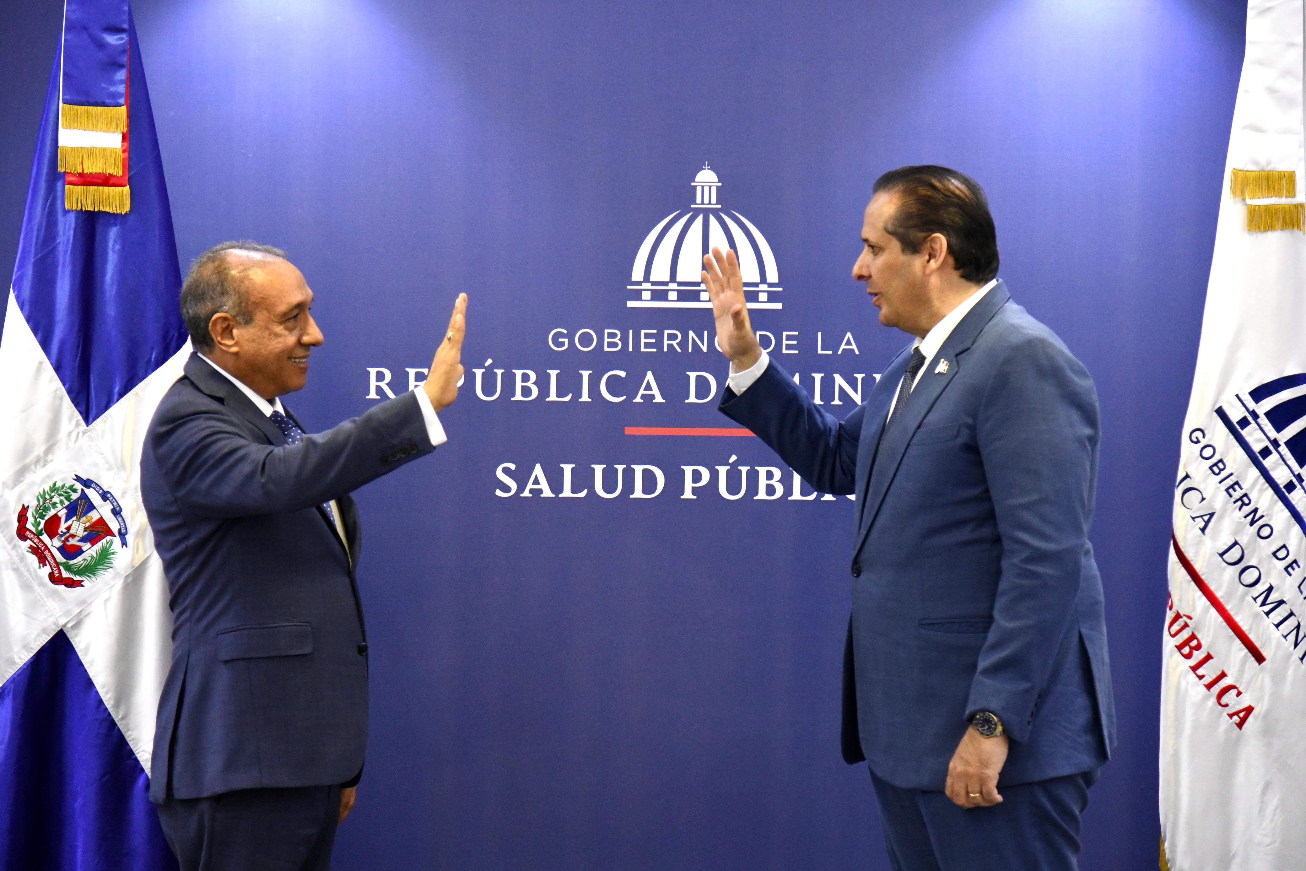 Ministro de Salud Pública juramenta al doctor Demetrio Vicente Ureña como director ejecutivo de CONAPE