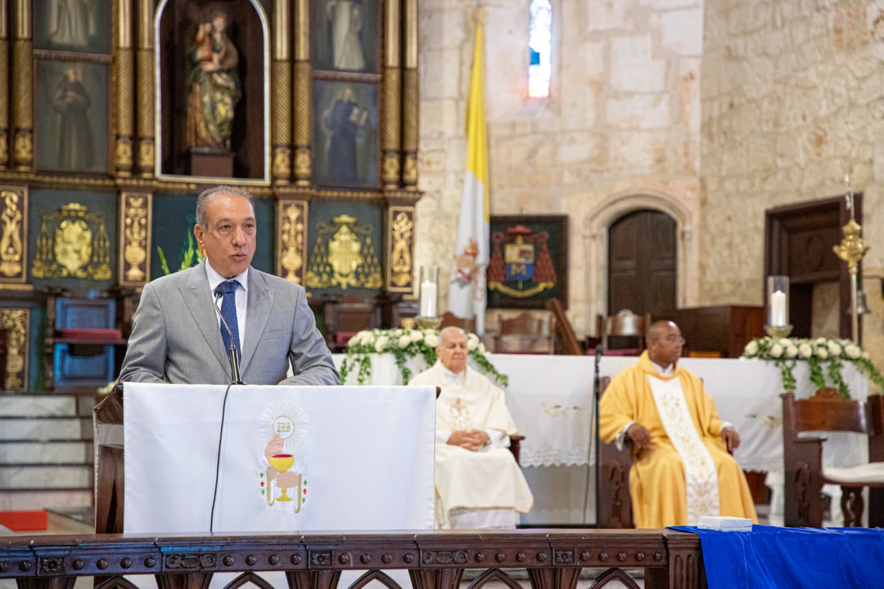 CONAPE rinde homenaje a las personas mayores con una eucaristía y  ofrenda floral en el Altar de la Patria