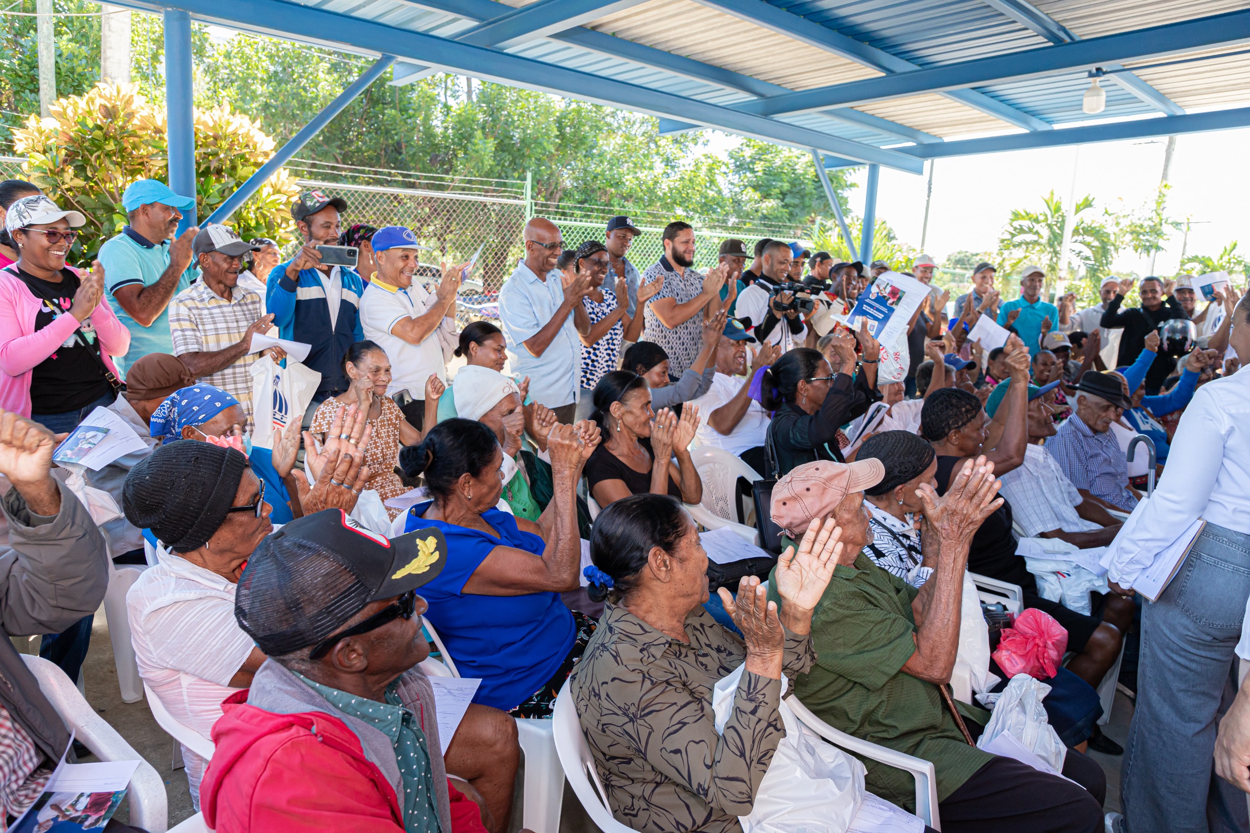 Más de 300 adultos mayores beneficiados en jornada de inclusión social del CONAPE en Pedro Santana