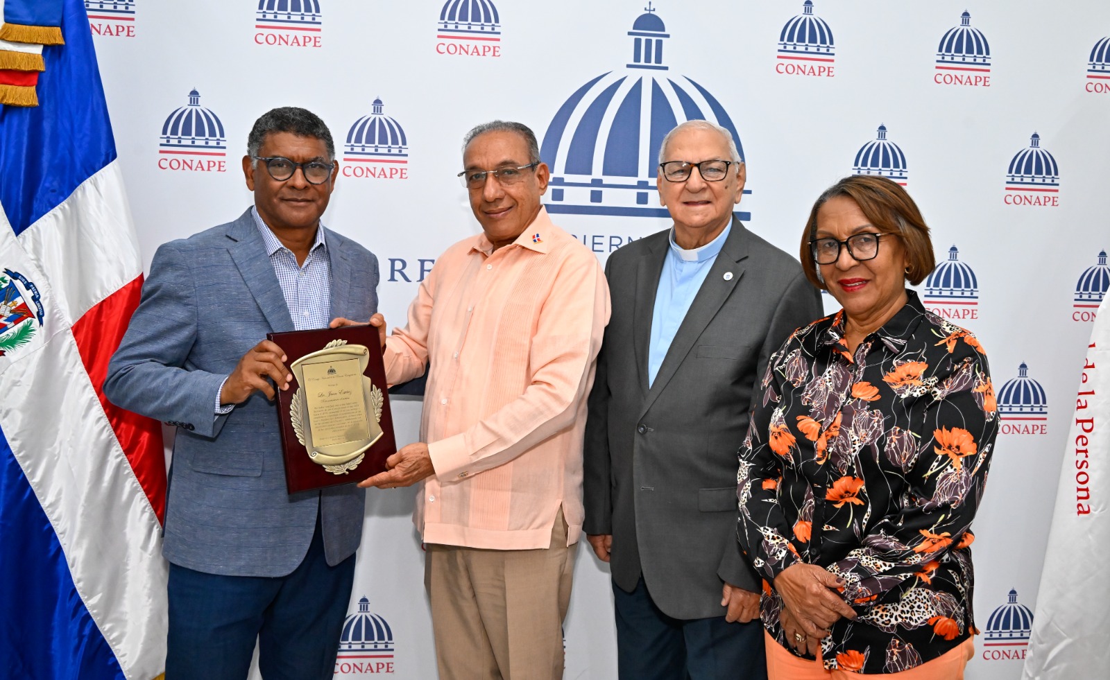 CONAPE reconoce la trayectoria y valiosos aportes de Juan Estévez al fortalecimiento institucional