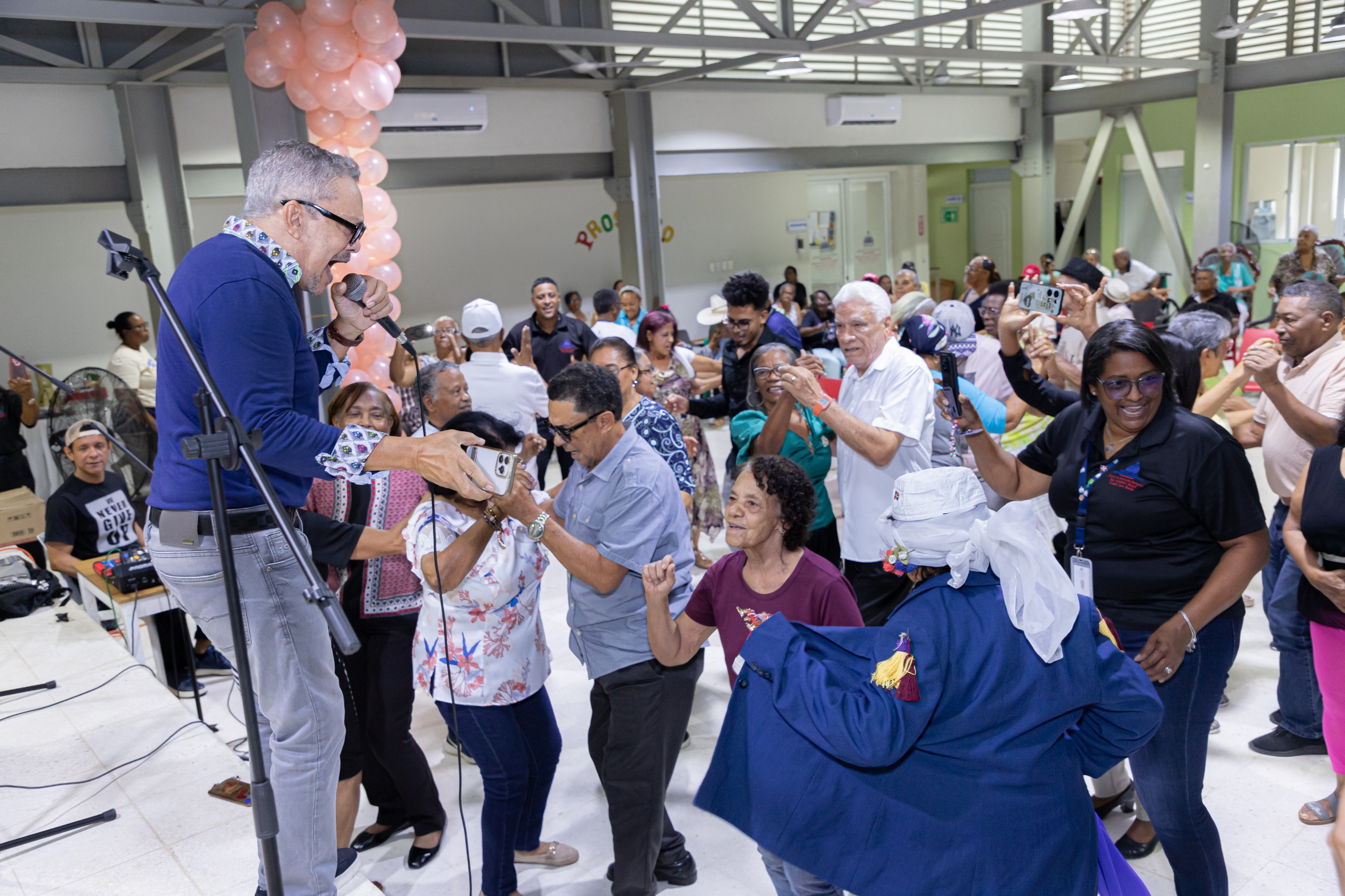 Adultos mayores viven jornada de alegría y emoción junto a Rafa Rosario