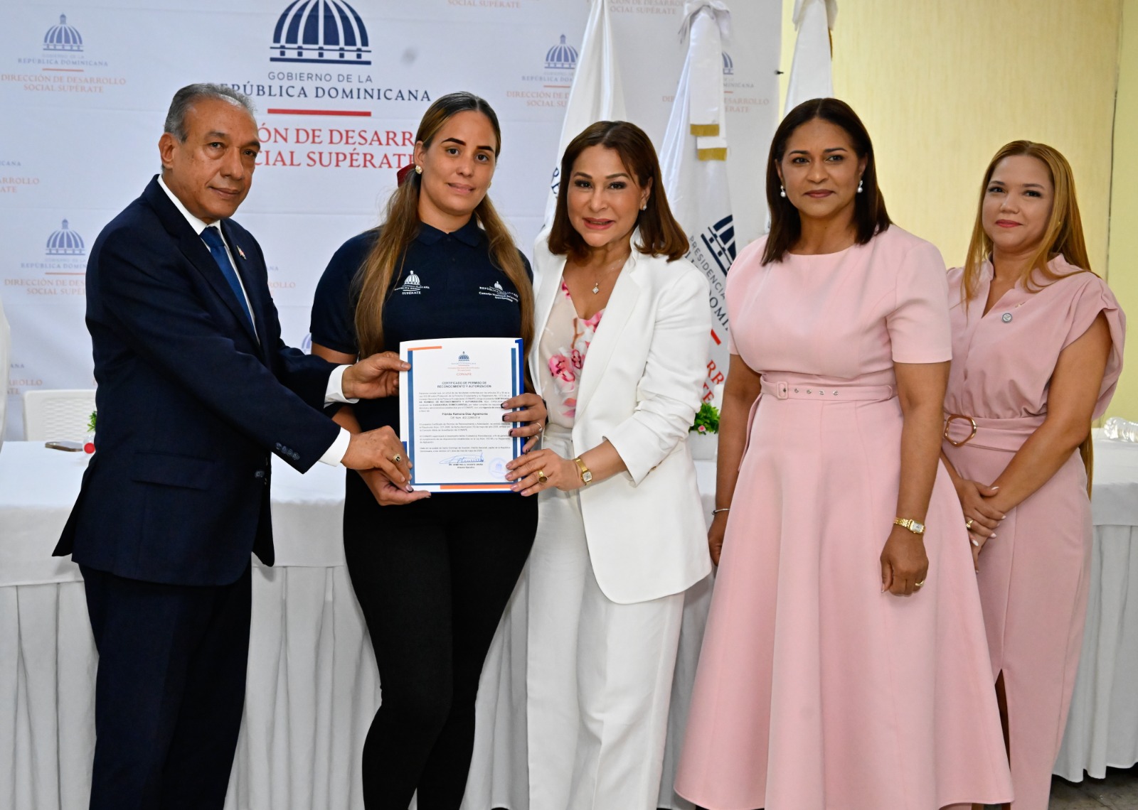 CONAPE y Supérate habilitan a 71 nuevos cuidadores domiciliarios en Azua para fortalecer el Sistema Nacional de Cuidados