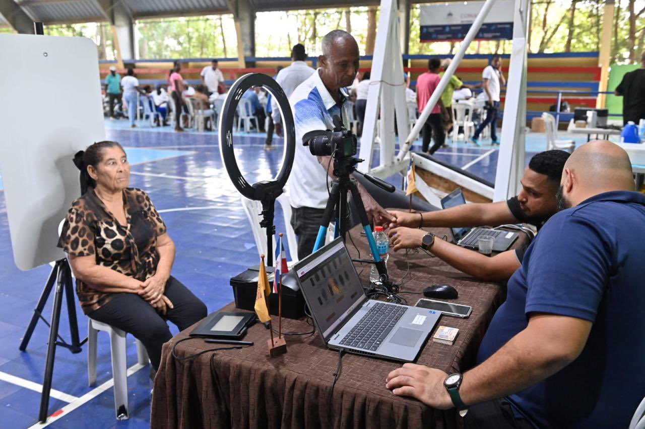 CONAPE y JCE acercan servicios de cedulación a adultos mayores de Tamayo