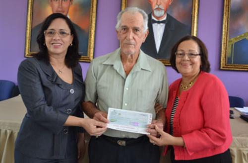 ENTREGA DE CHEQUES A LOS ADULTOS MAYORES EN BANI