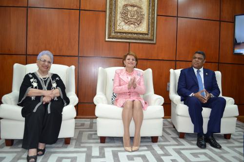 Cámara de Diputados reconoce a la actriz y locutora María Cristina Camilo