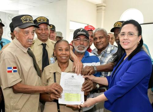 Adultos mayores se benefician con pensiones especiales