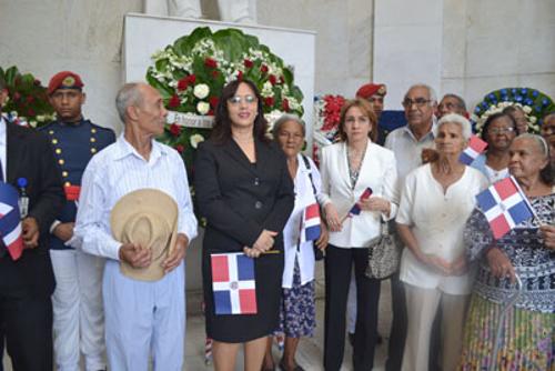 El CONAPE deposita ofrenda floral en el Altar de la Patria