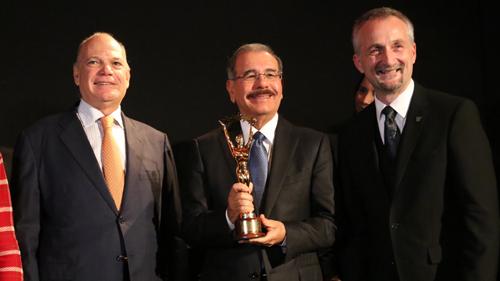 JW Marriot reconoce apoyo de Danilo Medina al turismo; comparte premio con gobernante