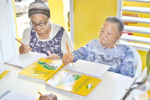 Madre e hija con 101 y 73 años aprenden a leer y escribir en programa de CONAPE