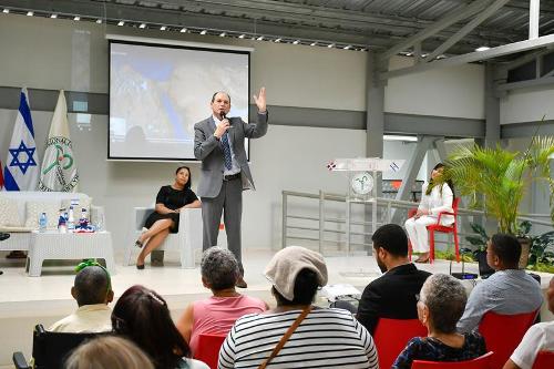 Embajador de Israel comparte con adultos mayores en Conape Ciudad Juan Bosch