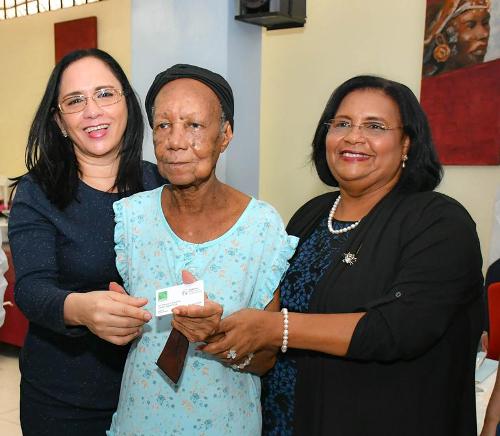 Conape y SeNaSa entregan seguros médicos a decenas de adultos mayores