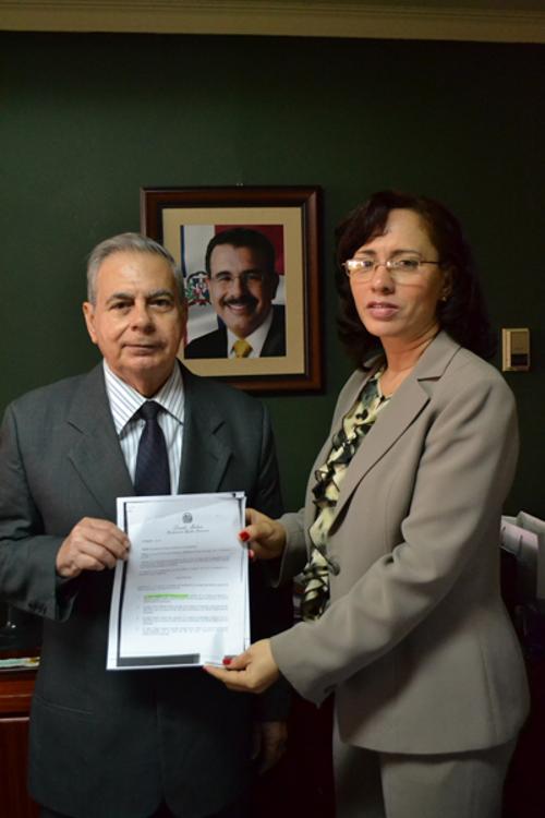 Presidente Medina otorga pensiones a envejecientes Contadores